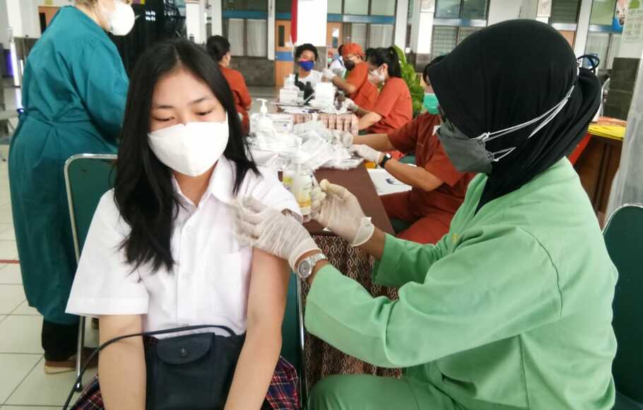 Sekolah Regina Pacis Bogor bekerja sama dengan Rumah Sakit Salak menggelar vaksinasi Covid-19 untuk siswa SMP dan SMA, Sabtu 7 Agustus 2021.