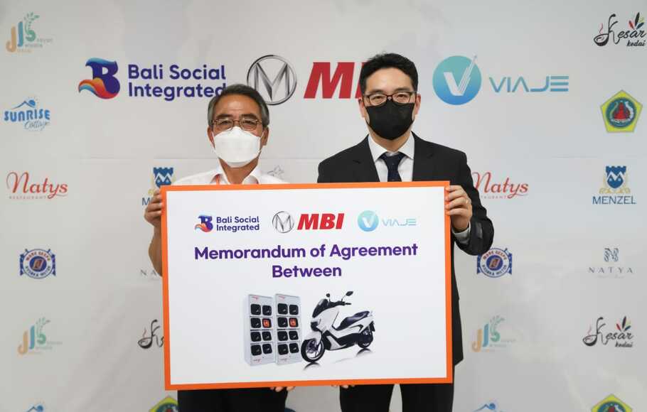 Moonsoo Yoo selaku Chairman of MBI Co ltd (baju putih) bersama Seungmoo Heo, CEO of Viaje Corporation (baju hitam) usai melakukan seremoni penandatanganan Memorandum of Agreement (MoA) dengan PT Viaje Indonesia (Viaje Indonesia) sebagai penyedia SuperApp Travel. 