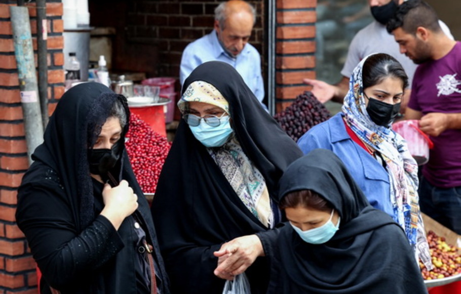 Sejumlah warga Iran yang mengenakan masker untuk mencegah penyebaran Covid-19 berbelanja di pasar Tajrish Bazaar di ibu kota Teheran, pada Selasa 3 Agustus 2021. 