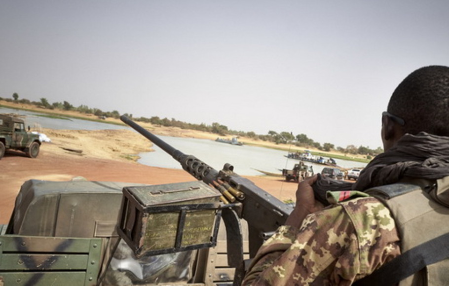 Seorang prajurit tentara Mali terlihat saat berpatroli di jalan antara Mopti dan Djenne, di Mali tengah, pada 28 Februari 2020. 