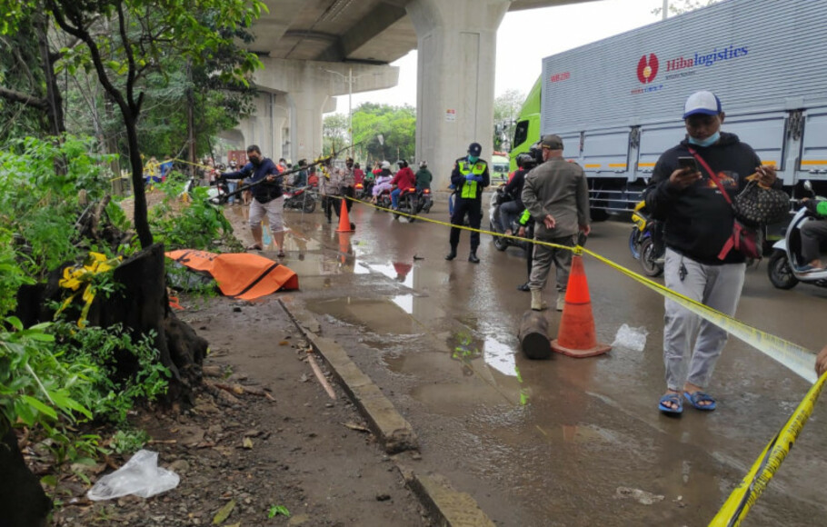 Petugas Kepolisian dari Polsek Cakung melakukan olah TKP di lokasi penemuan jenazah terbungkus kardus di Cakung, Jakarta, Selasa, 10 Agustus 2021.


