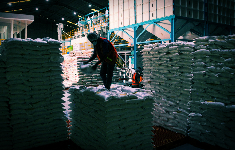 Suasana pekerja mengemas bantuan beras PPKM dengan menggunakan mesin Rice To Rice di salah satu Gudang Bulog Divre DKI Jakarta dan Banten, Kelapa Gading, Jakarta, Jumat 13 Agustus 2021.