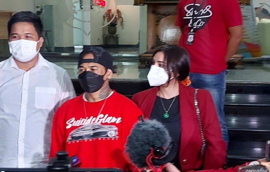 Musisi I Gede Ari Astina alias Jerinx (tengah) didampingi istrinya, Nora Alexandra (kanan) tiba di Polda Metro Jaya, Jakarta, untuk diperiksa oleh Polda Metro Jaya terkait kasus dugaan pengancaman terhadap pegiat media sosial Adam Deni, Jumat 13 Agustus 2021. 

