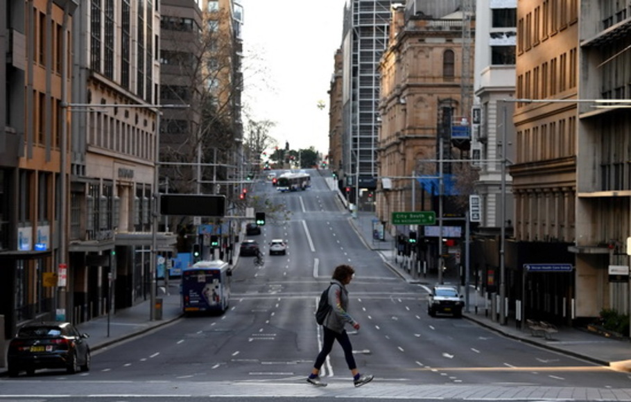 Pandangan umum menunjukkan jalan yang sepi di kawasan pusat bisnis Sydney pada Sabtu 14 Agustus 2021, ketika kota terbesar Australia mengumumkan pembatasan Covid yang lebih ketat termasuk denda yang lebih berat dan pengawasan yang lebih ketat untuk meredam varian Delta. 