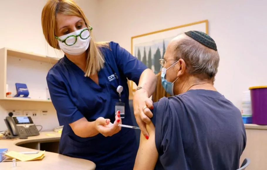 Seorang pria menerima dosis ketiga vaksin Covid-19 Pfizer-BioNTech di Sheba Medical Center di Israel, pada 12 Juli 2021.