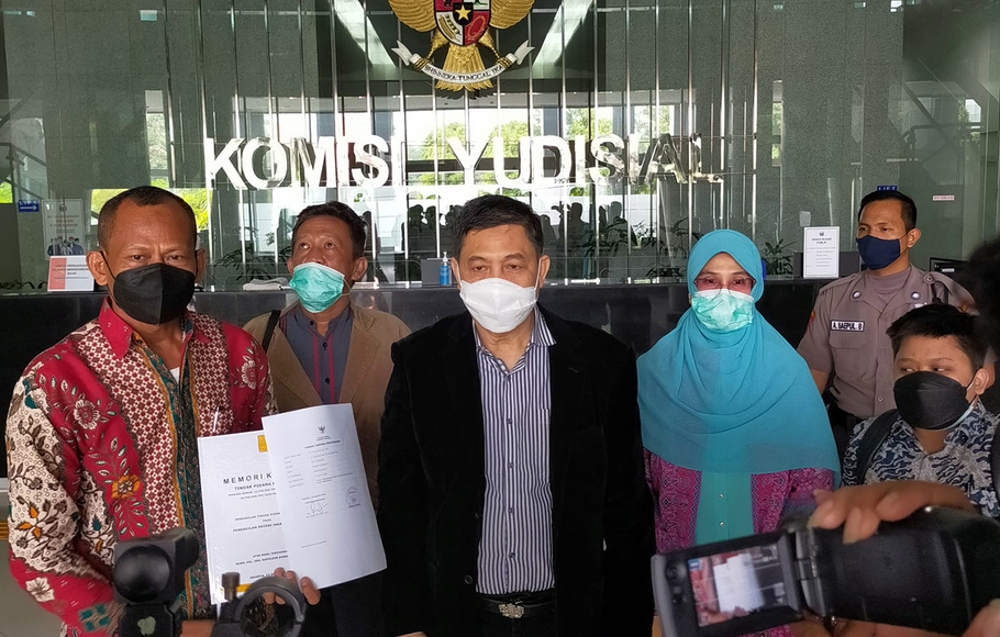 Kuasa hukum Napolion Bonaparte, Ahmad Yani memberikan keterangan pers seusai melapor ke Komisi Yudisial (KY) di Jakarta, Kamis, 19 Agustus 2021.