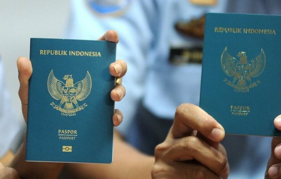 Petugas menunjukkan perbedaan Paspor Elektronik atau e-passport (kiri) dengan paspor biasa saat penerbitan Paspor Elektronik perdana di Kantor Imigrasi Kelas I Khusus Ngurah Rai, Badung, Bali, Rabu 20 November 2019.