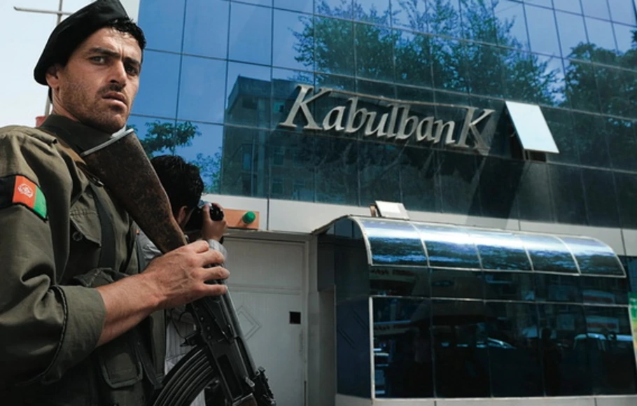 Seorang tentara berjaga di Bank Kabul, Afghanistan. Pada Kamis 19 Agustus 2021, Dana Moneter Internasional (IMF) menangguhkan akses dana Afghanistan menyusul pengambilalihan Taliban atas negara itu akhir pekan lalu.