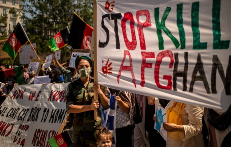 Warga Afghanistan yang tinggal di Yunani mengambil bagian dalam protes atas pengambilalihan Taliban atas Afghanistan, di Athena pada Rabu 18 Agustus 2021. 