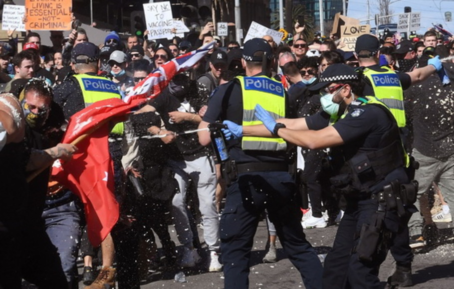 Polisi menyemprotkan merica ke pengunjuk rasa saat demonstrasi anti-lockdown di Melbourne pada Sabtu 21 Agustus 2021.