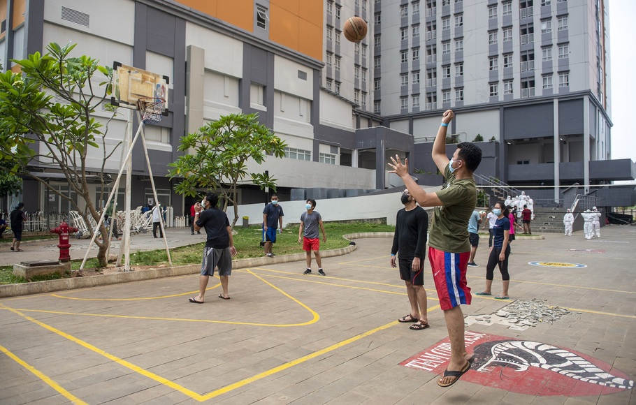 Sejumlah pasien yang terkonfirmasi positif COVID-19 bermain bola basket di Rumah Sakit Darurat COVID-19 (RSDC) Wisma Atlet, Kemayoran, Jakarta, Selasa 17 Agustus 2021. 