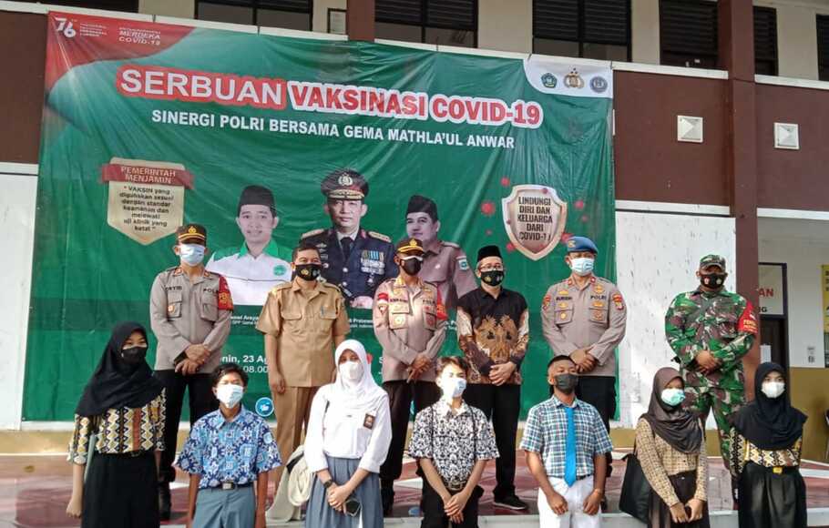 Polri bersama TNI foto bersama seusai lakukan vaksinasi pelajar di Tangerang baru-baru ini.