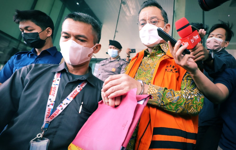 Mantan Menteri Sosial Juliari Peter Batubara seusai menjalani sidang putusan secara virtual atas perkara dugaan suap pengadaan bantuan sosial (bansos) Covid-19 untuk wilayah Jabodetabek di gedung KPK, Jakarta, Senin, 23 Agustus 2021.