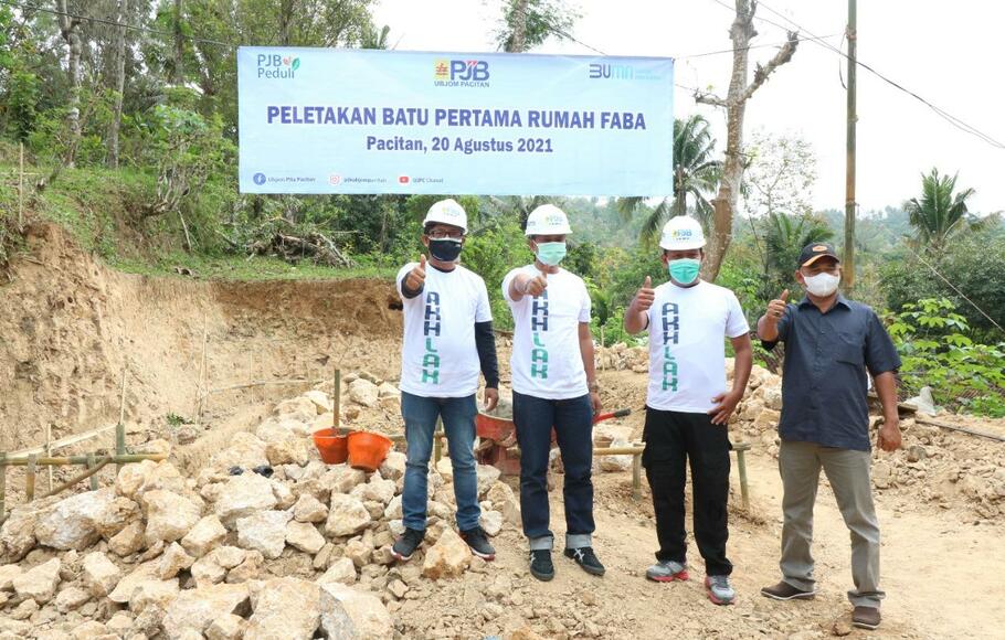 Peletakan batu pertama pembangunan rumah layak huni yang memanfaatkan batako berbahan FABA di Pacitan, Jawa Timur, Jumat (20/8/2021).

