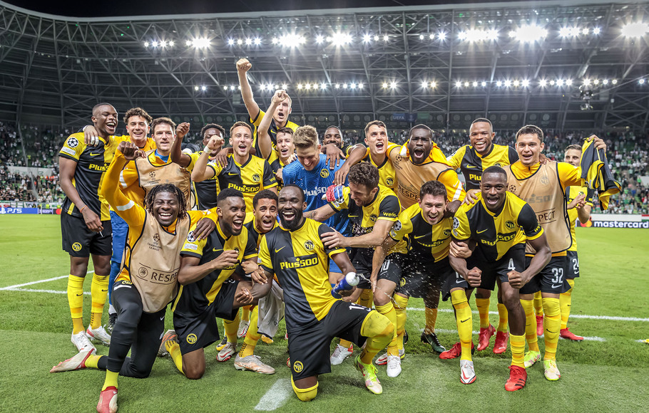 Para pemain Young Boys merayakan keberhasilan lolos ke fase grup Liga Champions setelah menundukkan Ferencvaros, 3-2, Selasa, 24 Agustus 2021.