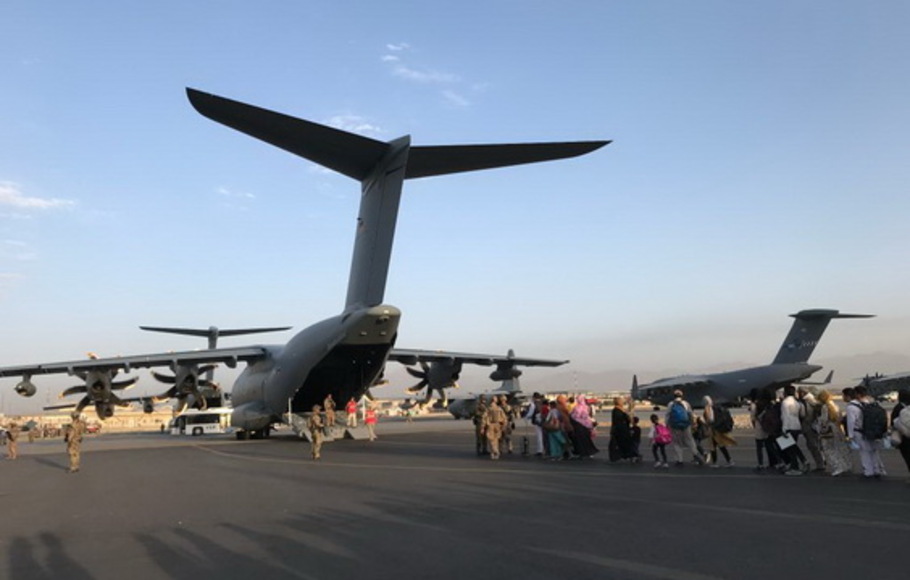 Orang-orang mengantre untuk naik pesawat militer Jerman dan meninggalkan Kabul di bandara Kabul, pada Selasa 24 Agustus 2021, setelah Afghanistan dikuasai Taliban.