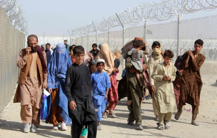 Orang-orang Afghanistan berjalan di dalam koridor berpagar saat mereka memasuki Pakistan di titik penyeberangan perbatasan Pakistan-Afghanistan di Chaman pada Rabu 25 Agustus 2021 setelah Afghanistan dikuasai Taliban.