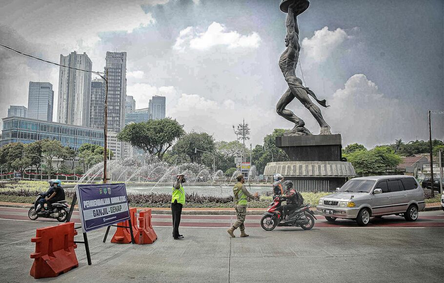 Petugas gabungan melakukan operasi penyekatan sistem ganjil genap di Bunderan Senayan, Jakarta, Selatan, Kamis 26 Agustus 2021. 