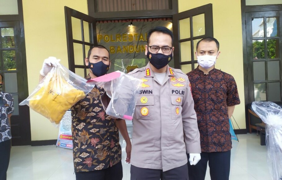 Kapolrestabes Bandung Kombes Pol Aswin Sipayung menunjukkan barang bukti pisau yang digunakan oleh pelaku untuk melakukan pembunuhan. 

