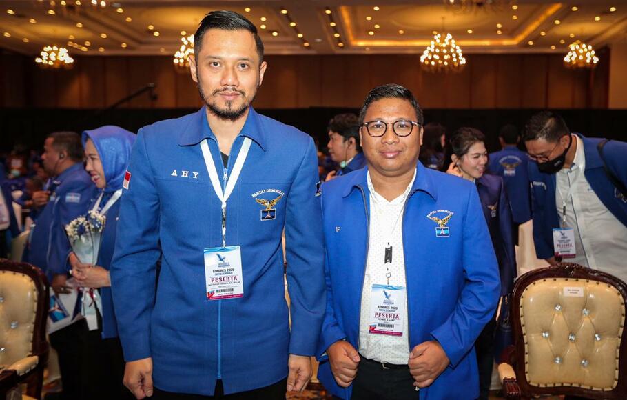 Ketua Umum Partai Demokrat Agus Harimurti Yudhoyono (kiri) dan politikus Partai Demokrat Irwan (kanan).