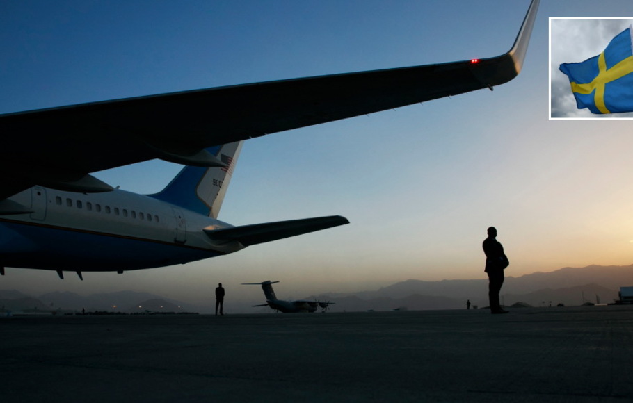 Aparat keamanan berjaga di dekat pesawat di bandara Kabul, Afghanistan menjelang tenggat waktu evakuasi pada 31 Agustus 2021.
