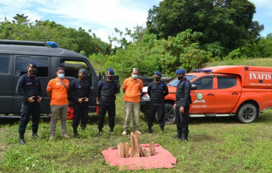 Detasemen gegana Satbrimob Polda Sulteng, di markas Kompi I Batalyon B Satbrimob Polda Sulteng di Poso, Sulawesi Tengah, Sabtu 28 Agustus 2021, memusnahkan barang bukti berupa sebelas buah bom lontong. 