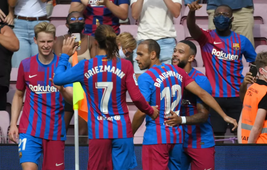 Striker Barcelona Memphis Depay bersama rekan-rekannya merayakan gol yang dicetaknya ke gawang Getafe. 