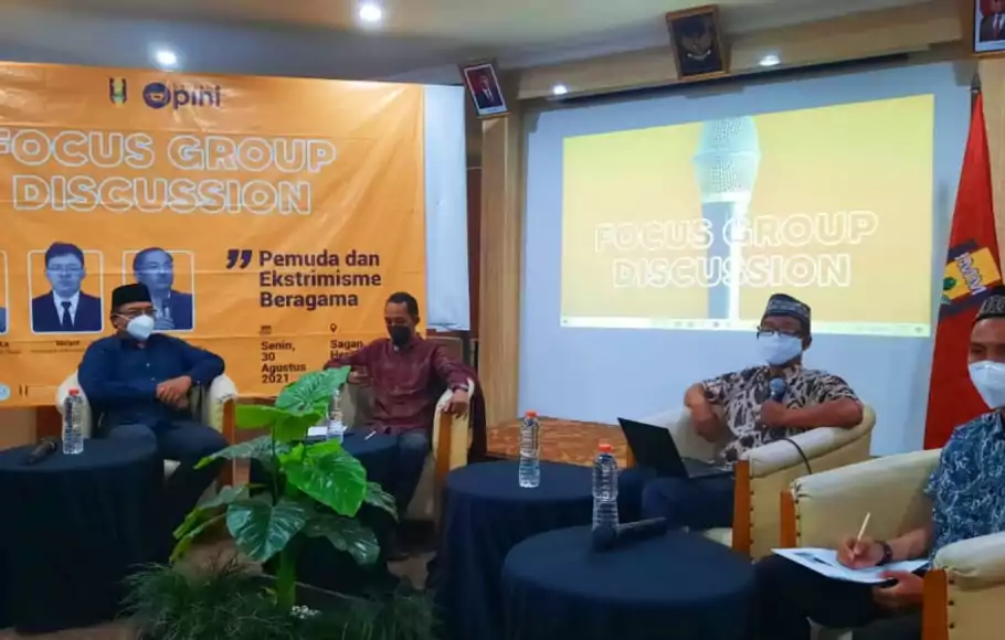 Dari kiri ke kanan, mantan narapidana teroris Nasir Abbas, Direktur Eksekutif RBC A Malik Fadjar Institute, Subhan Setowara, sejarawan dari Muhammadiyah, Mu'arif, dan moderator, Zulfikar dalam acara diskusi tentang “Pemuda dan Ekstremisme Beragama” di Jakarta, Senin, 30 Agustus 2021.