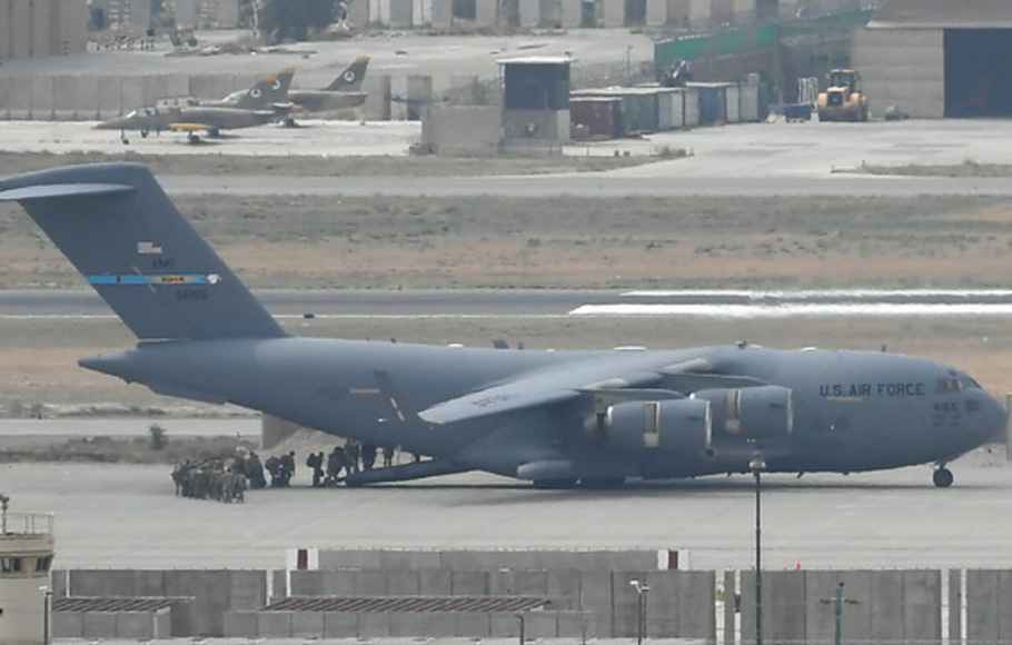 Tentara AS menaiki pesawat Angkatan Udara AS di bandara di Kabul, Afghanistan pada Senin 30 Agustus 2021.