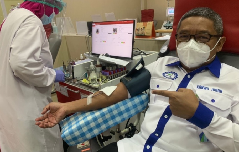 Kegiatan donor plasma konvalesen BPJS Ketenagakerjaan wilayah Jawa Barat di Bandung, Senin, 30 Agustus 2021. 