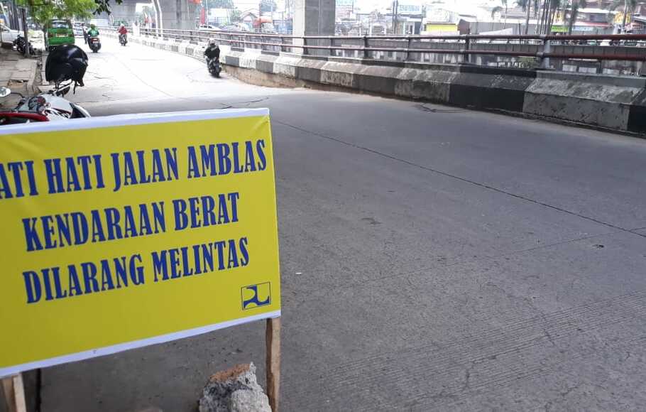 Pengendara melintas di Jalan Soleh Iskandar Kota Bogor yang kondisinya terjadi penurunan permukaan 60 sentimeter, Selasa 31 Agustus 2021.