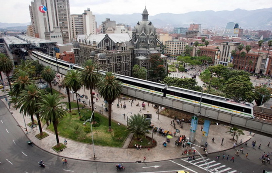 Pemerintah kota Medellin berupaya untuk mengurangi emisi karbon sebesar 20%, melistriki semua angkutan umum pada tahun 2030.