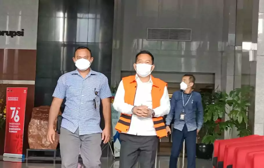Mantan Kabiro Umum Kemsos, Adi Wahyono usai menjalani sidang putusan perkara dugaan suap bansos Covid-19 di Gedung KPK, Jakarta, Rabu, 1 September 2021. Adi dihukum 7 tahun pidana penjara. 