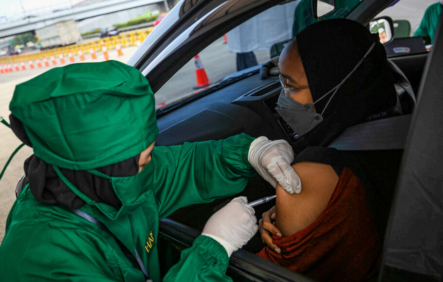 Penumpang didalam kendaraannya melakukan vaksinasi COVID-19 di Gerbang Tol Cibubur Utama, Jakarta, Rabu 1 September 2021.