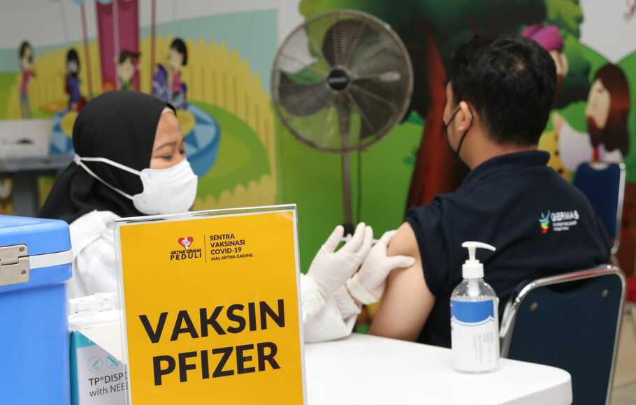 Vaksinasi Covid-19 menggunakan vaksin Pfizer yang digelar di Mal Artha Gading, Jakarta Utara, Rabu 1 September 2021.