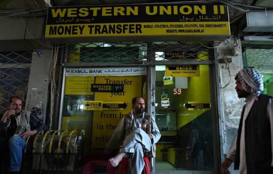 Satu pasar pertukaran mata uang Kabul, Afghanistan pada tahun 2015. Western Union minggu ini menyatakan untuk sementara menangguhkan transaksi ke Afghanistan karena Taliban mengambil alih negara itu. 