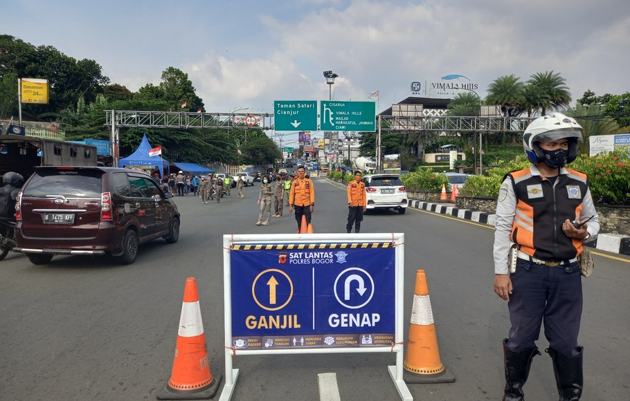 Petugas gabungan berjaga di Simpang Gadog dalam pemberlakuan ganjil genap hari pertama, Jumat 3 September 2021.

