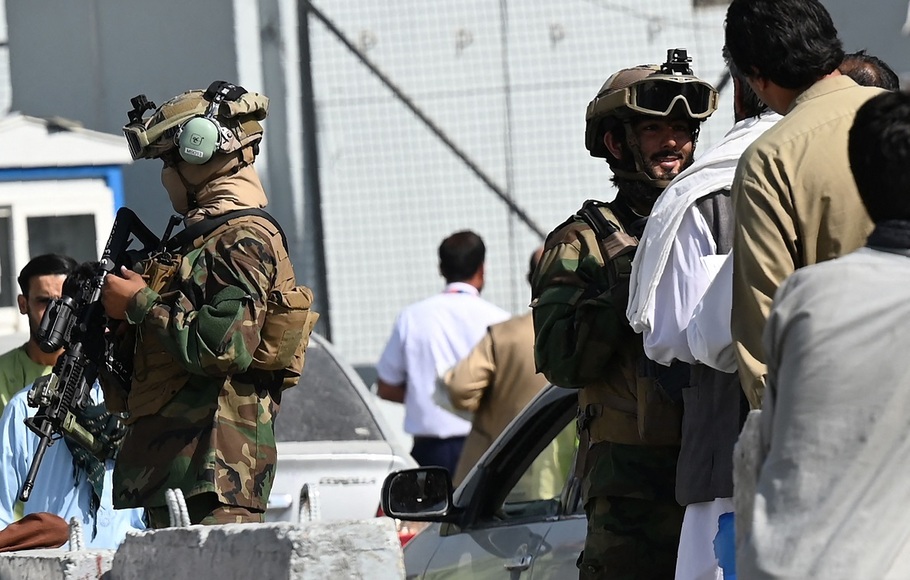 Anggota unit militer Taliban Badri 313 berjaga di pos pemeriksaan saat pegawai bandara mengantre untuk masuk ke Bandara Internasional Kabul di Kabul pada 4 September 2021. 