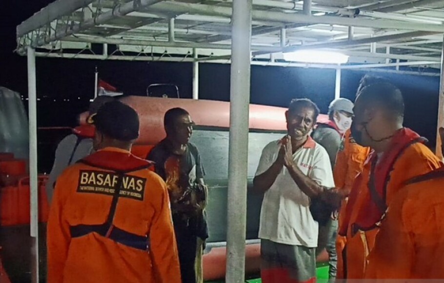 Tim SAR berhasil menemukan seorang nelayan asal Kota Tual yang dilaporkan hilang kontak saat melaut di perairan Pulau Dua, Maluku Tenggara, Minggu 5 september 2021. 

