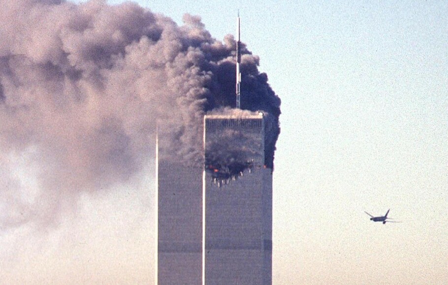 Sebuah pesawat yang dibajak terbang ke arah salah satu menara World Trade Center di New York pada 11 Sept. 2001.