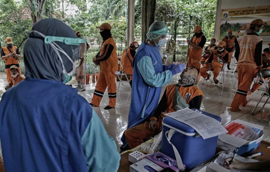 Petugas kesehatan Puskesmas Kecamatan Menteng melakukan tes usap (swab test) antigen gratis kepada para petugas PSSU di RPTRA Amir Hamzah, Jakarta Timur, Selasa 7 September 2021. 