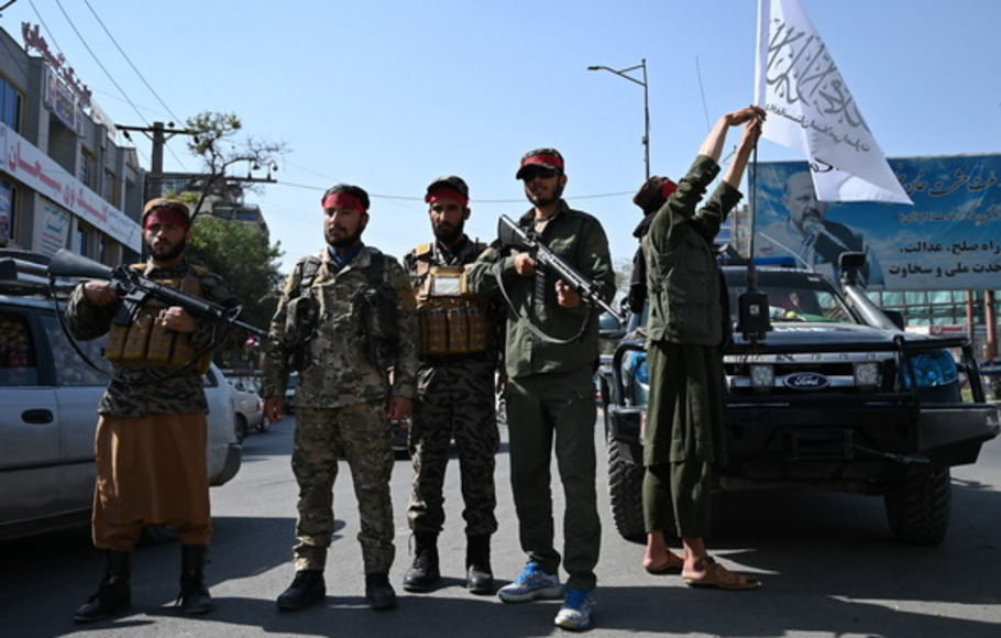 Anggota milisi Taliban berjaga di sepanjang jalan di Kabul, Afghanistan pada Kamis 9 September 2021.