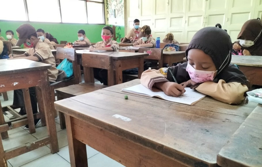 Sejumlah siswa mulai melakukan pembelajaran tatap muka (PTM) hari kedua di SDN 03 Duri Kepa, Kebon Jeruk , Jakarta Barat, Rabu, 1 September 2021.  
