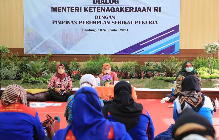 Menaker Ida Fauziyah berdialog dengan pekerja perempuan di Bandung, Jumat (10/9/2021).