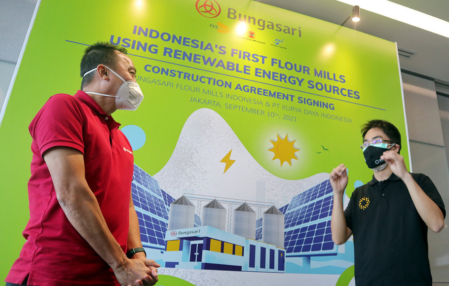 Presiden Direktur PT Bungasari Flour Mills Indonesia Budianto Wijaya (kiri) bersama Managing Director PT Xurya Daya Indonesia Eka Himawan (kanan). 