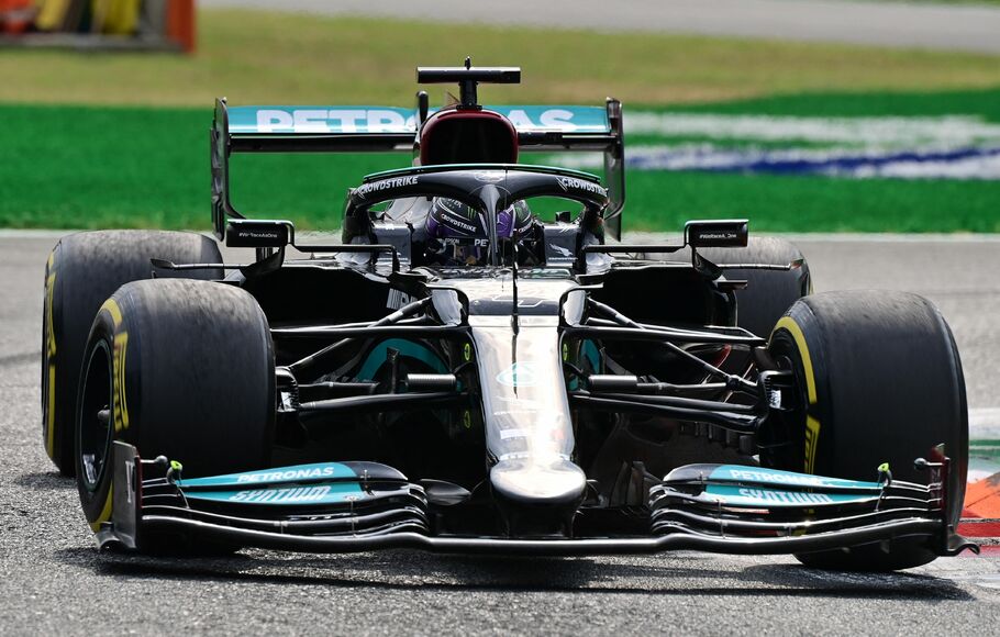 Pembalap Formula 1 dari Tim Mercedes Lewis Hamilton.