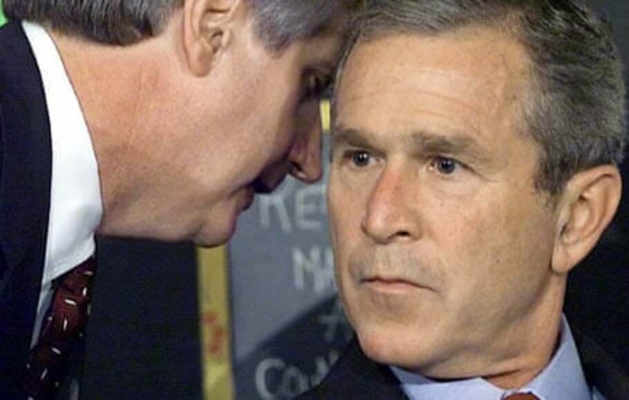 Reaksi Presiden George W Bush (kanan) saat diberitahu serangan di World Trade Center pada 11 Sept. 2001.