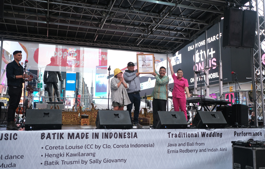Wepoc (We People of Culture) Musik Indonesia meluncurkan Café Dangdut New York dengan menggelar kegiatan kebudayaan Indonesia di di kawasan Times Square, New York, Amerika Serikat. 