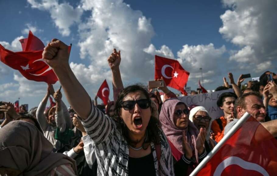 Demonstran berbaris saat protes terhadap mandat resmi Covid-19 di Istanbul, Turki pada Sabtu 11 September 2021.