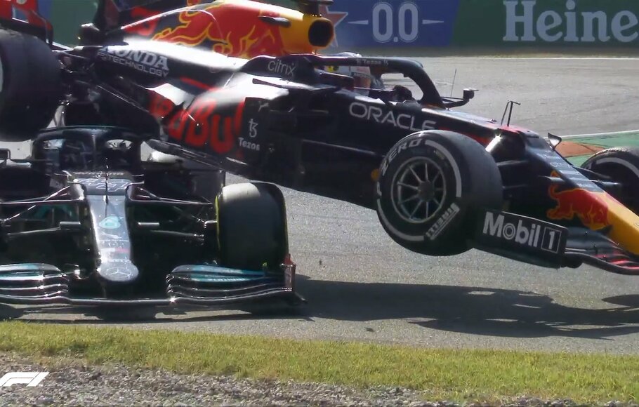 Mobil Red Bull yang dikendarai Max Verstappen menaiki mobil Mercedes Lewis Hamilton dalam insiden kecelakaan di GP Italia.
